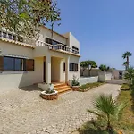 By Villa Pêra