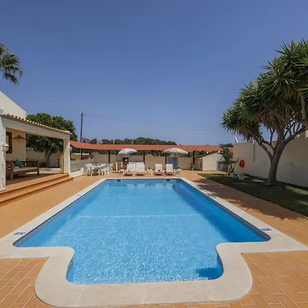 Villa By Pêra